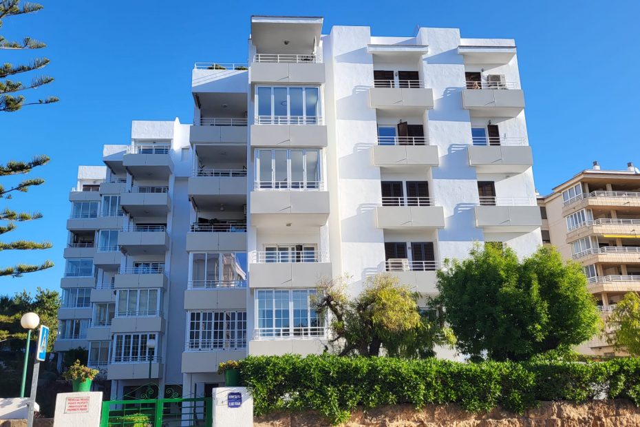 Rehabilitación de la fachada de un edificio en Puerto Portals