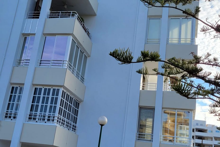 Rehabilitación de la fachada de un edificio en Puerto Portals
