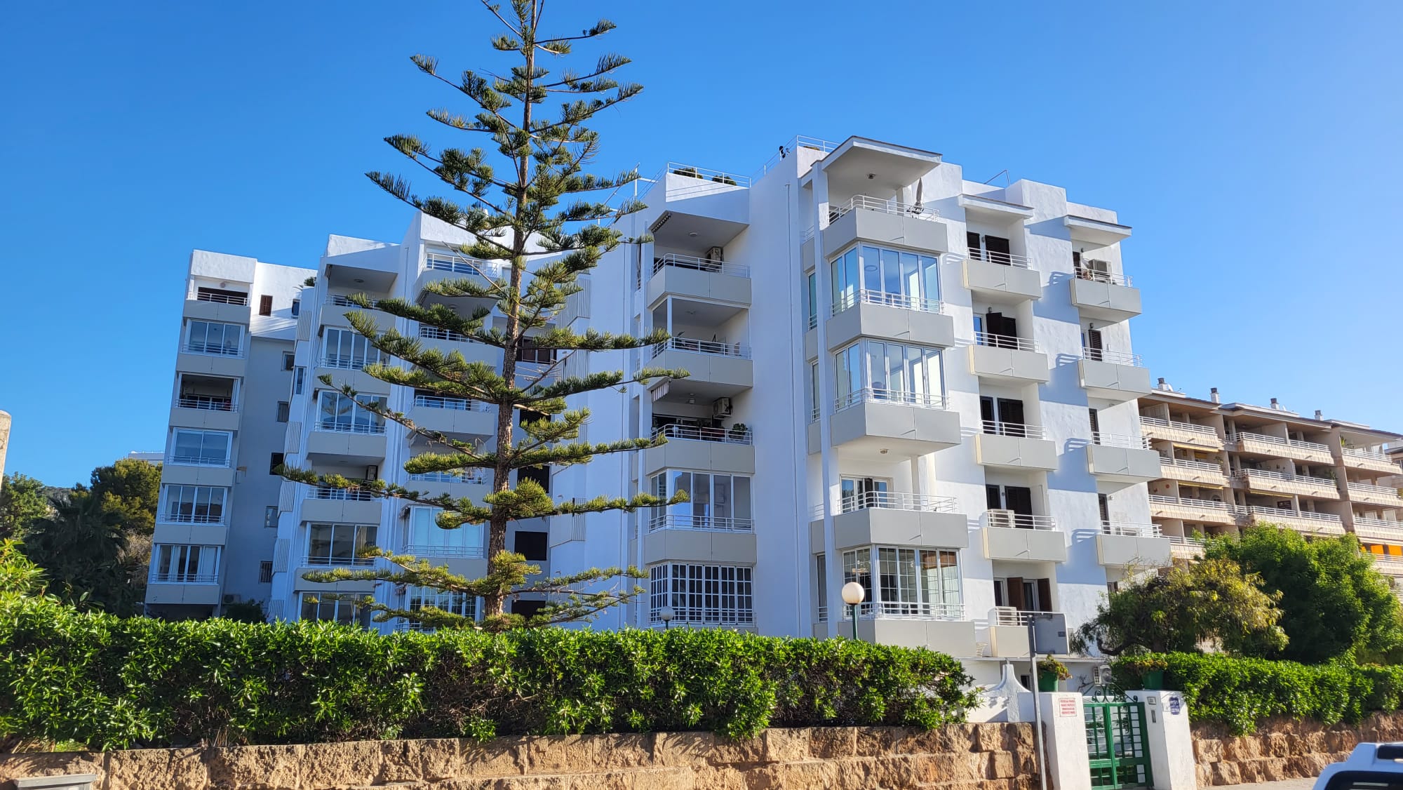 Rehabilitación de la fachada de un edificio en Puerto Portals