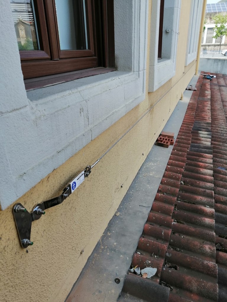 Técnico instalando una línea de vida permanente