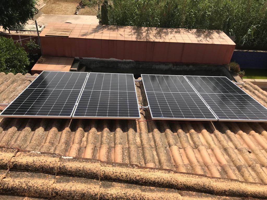 Instalación de placas fotovoltaicas en altura mediante trabajos verticales