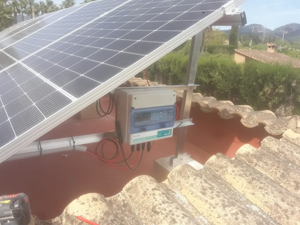 Técnico instalando placas fotovoltaicas en altura