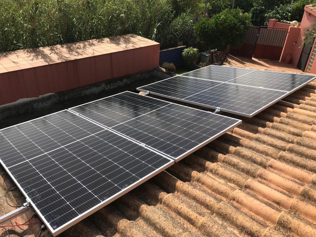 Montaje de placas fotovoltaicas en fachada