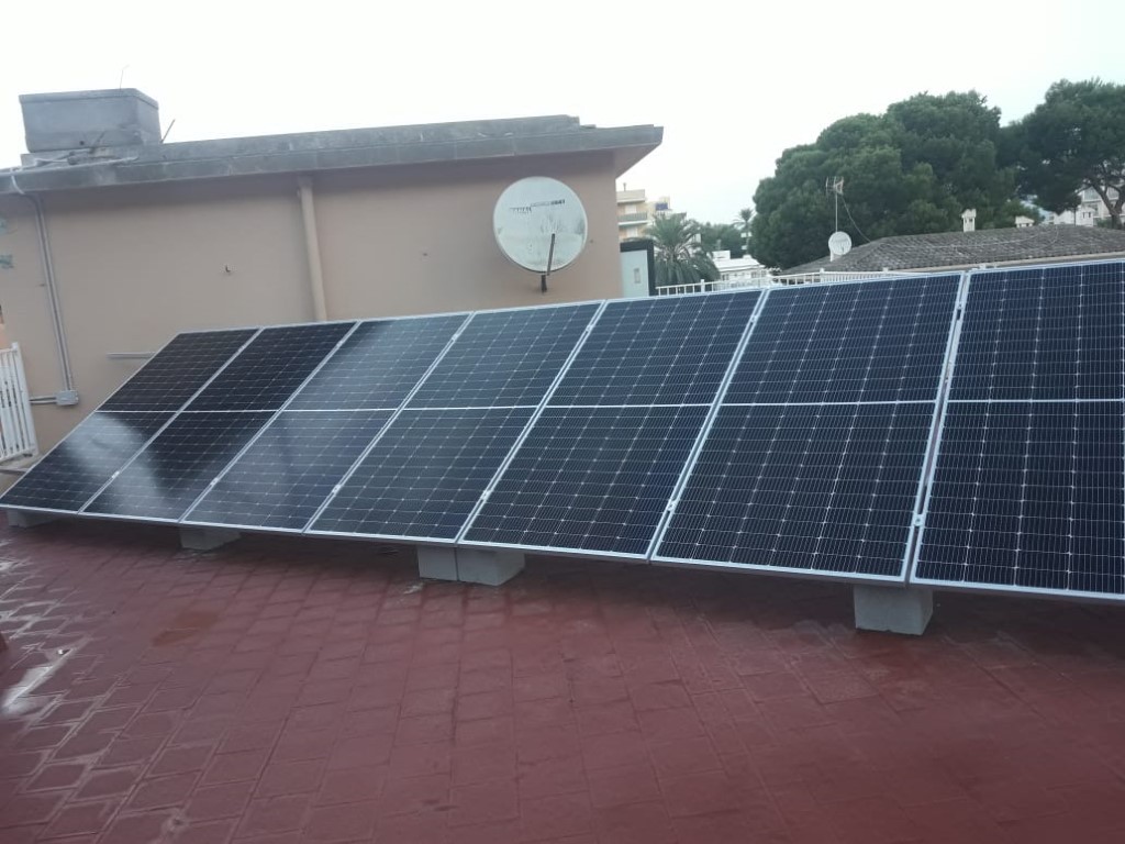 Placas fotovoltaicas instaladas en el exterior de un edificio