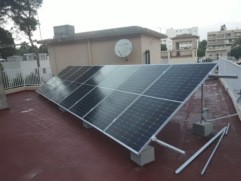 Conjunto de placas fotovoltaicas instaladas en el exterior