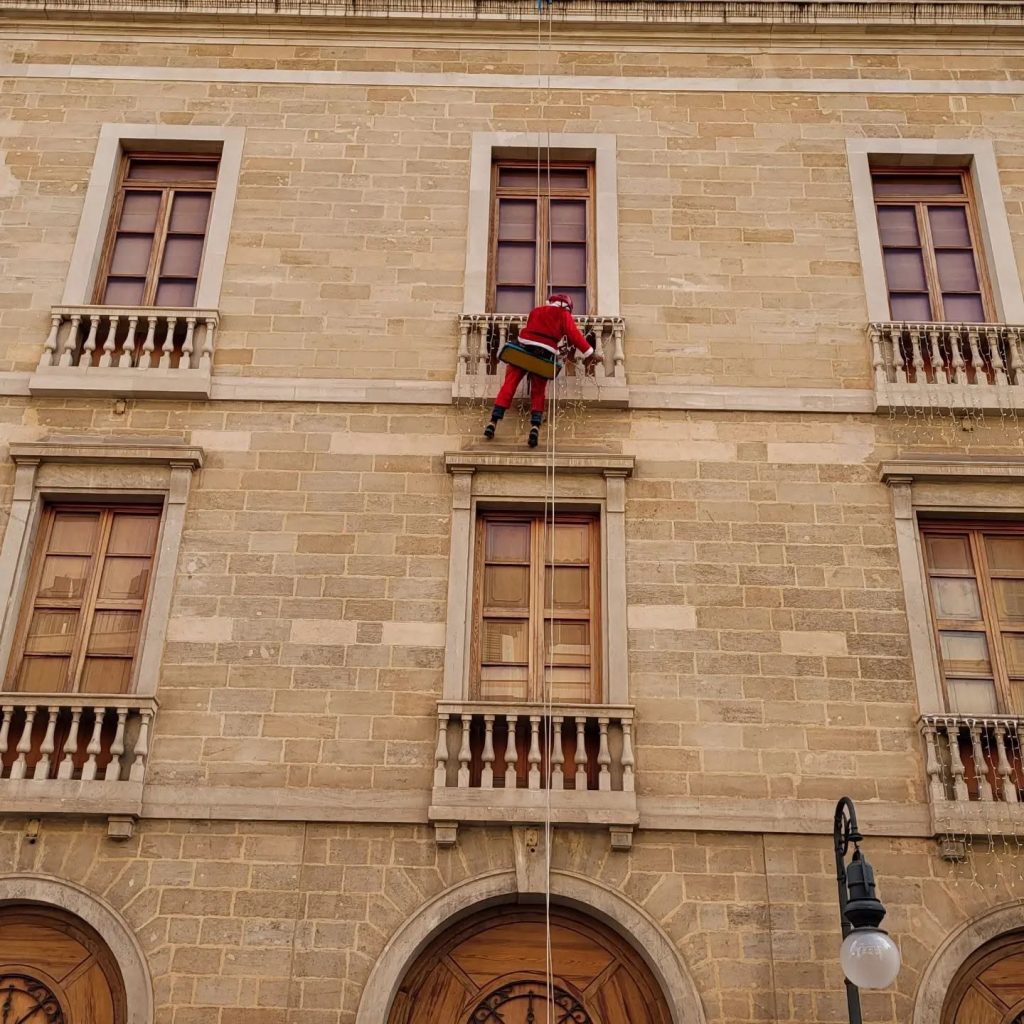 mac 10 trabajos verticales cartel trabajos en altura luces de navidad ayuntamiento de palma